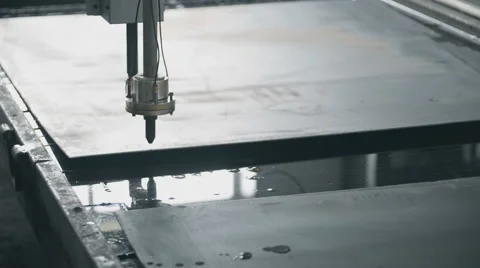 Machine CNC plasma cutting passes along the boundaries of the preform. Stage Vidéo 57513187
