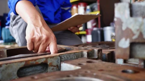 Machine condition inspection by engineers with special expertise. Stockbeeldmateriaal 246856729