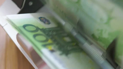 Machine counter automatic calculates a large amount of Euro banknotes in 4K Vídeos de archivo 155737324