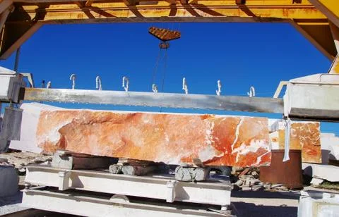 Machine cutting a marble block Foto stock