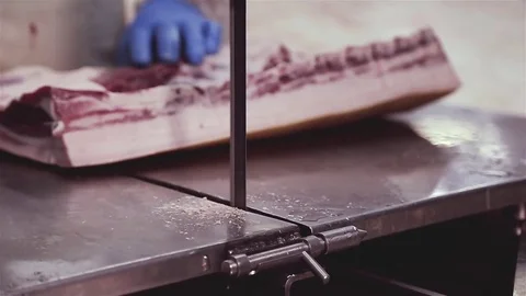 Machine for cutting meat with a vertical blade of a saw. Video stock 76392680