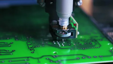 Machine distributing solder onto surface of printed circuit board PCB. Soldering Vídeo Stock 213383446
