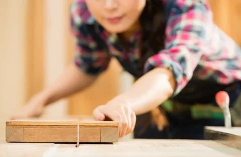 Machine electronic table saw cutting 库存照片