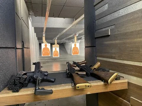 Machine Guns On A Table At A Shooting Range Foto stock