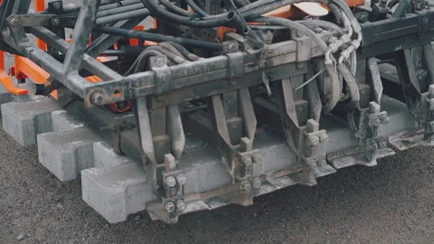 The machine installs the grey pavement.Close-up video. Vídeo Stock 195687710
