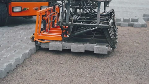 The machine installs the grey pavement.Close-up video Vídeos de archivo 195688144