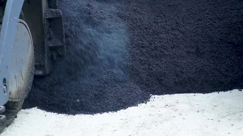 Machine lays a new layer of asphalt Stockbeeldmateriaal 237055502
