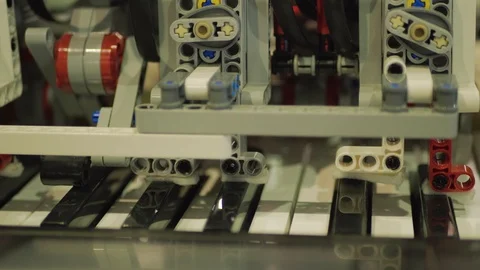 Machine learning, artificial intelligence, robot play piano 库存影片 105033382