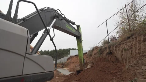 Machine levels construction area dragging mound of earth Stockbeeldmateriaal 311624078