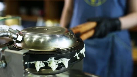 Machine made bubble waffle at shop, Hong Kong bubble waffle. 動画素材 147353129
