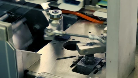 The machine mechanism is working amusingly twists and rotates the shaft Vídeos de archivo 117989212