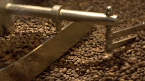 Machine mixes freshly roasted coffee beans in a roaster, static Vídeos de archivo 170696877