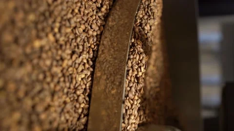 Machine mixes freshly roasted coffee beans in a roaster, vertical Vídeos de archivo 170696899