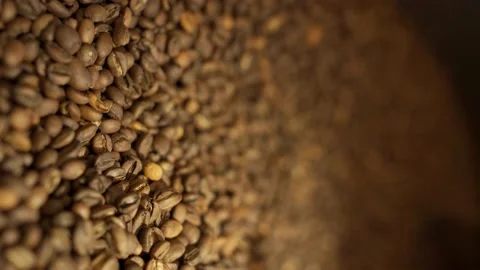 Machine mixes freshly roasted coffee beans in a roaster, close up, vertical Vídeos de archivo 170697453