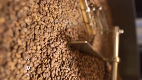 Machine mixes freshly roasted coffee beans, close up, vertical Vídeos de archivo 170697481