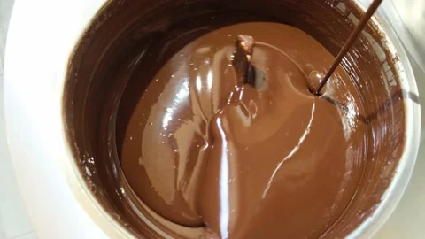 Machine for mixing liquid chocolate. Vídeos de archivo 133635297