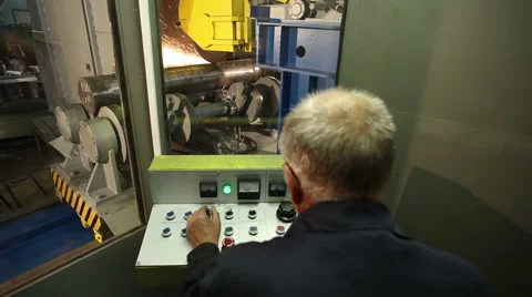 The machine operator performing grinding of the workpiece 库存影片 61326464