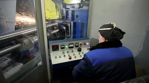 The machine operator performing grinding of the workpiece 動画素材 61326657