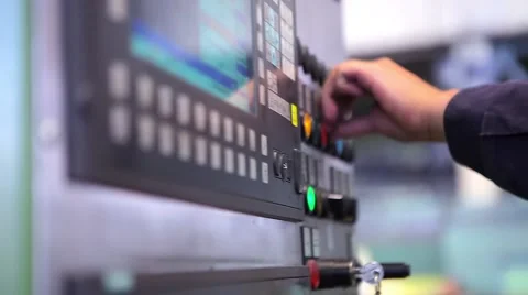 A machine operator turns on an industrial machine Vidéo 47372736