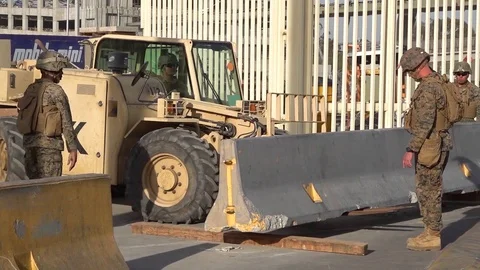 Machine placing concrete barrier to close lane at San Ysidro Port of Entry Vidéo 98341709