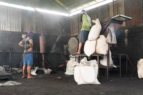 Machine for powderizing carbonized coconut shells Foto stock