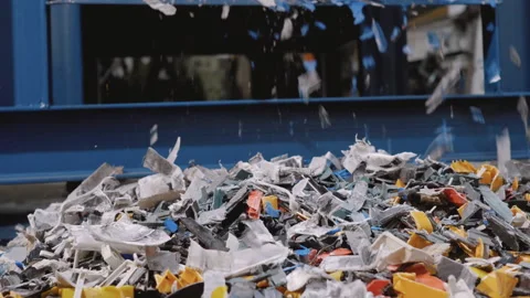 Machine for processing recyclable materials and garbage. plastic waste. Plas Vidéo 147579084