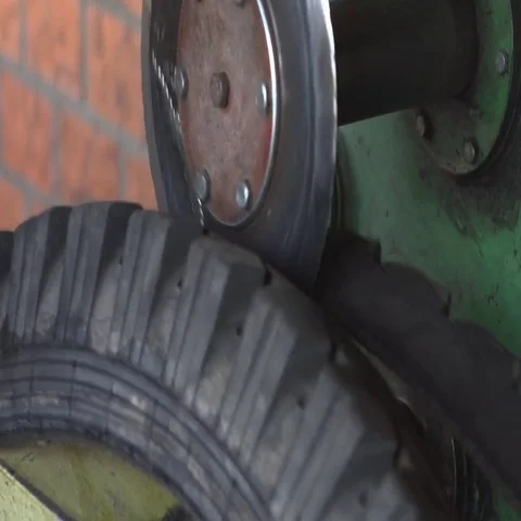 The machine for processing rubber tires on the vehicle 動画素材 69548545