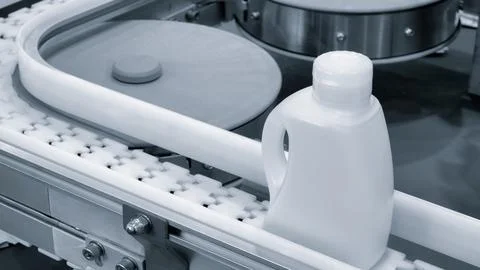 Machine for producing plastic beverage bottles using extrusion method from pl Foto stock