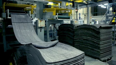 A machine producing tires out of recycled rubber Vidéo 74912421