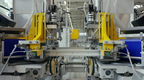 Machine in a production line assembling products Video stock 63025735