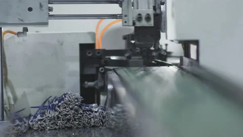Machine puts the clamp on the wire and cuts it 스톡 동영상 162363082