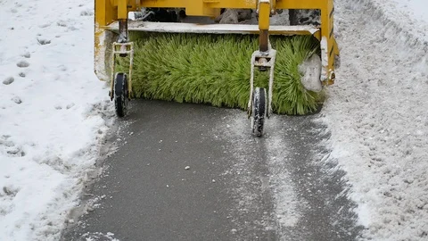 Machine road cleaning facilities at work 库存影片 100894547