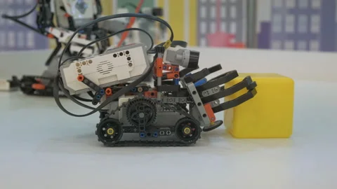 Machine, the robot moves the yellow cube Stock Footage 107255131