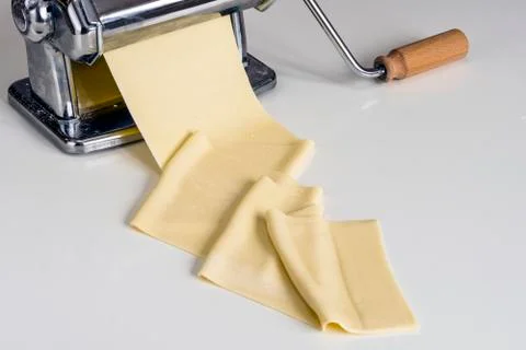 Machine for rolling dough and cutting Italian pasta noodles Stock-Fotos