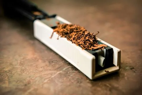 The machine for stuffing cigarettes with tobacco. Empty sighety. Rossypany to Foto stock