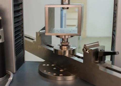 Machine for testing samples for tensile strength Foto stock
