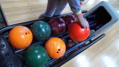 Machine throws bowling balls. Video stock 70802366