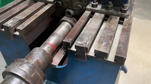 Machine Tool Bed with T-Slot Worktable and Drive Shaft Assembly Vídeo Stock 343930828