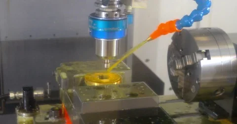 Machine tool with mill in chuck preparing to process Vidéo 72565190