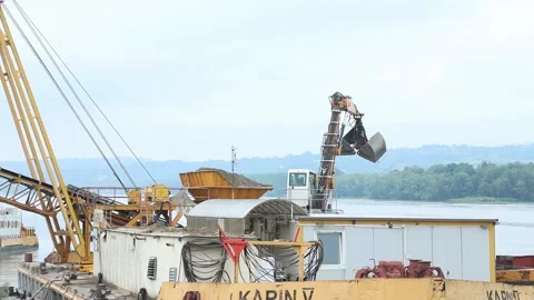 Machine unloading sand from a boat Video stock 152876094