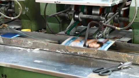 Machinery for sorting and cellophane magazines 動画素材 67375765