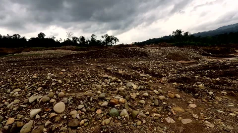 Machines are at work at a gold mine, digging up dirt to look for gold Stockbeeldmateriaal 336916869