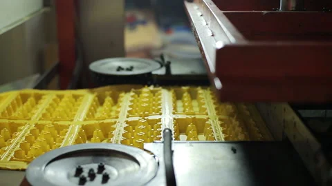 Machines do pack for eggs for sale in the supermarket. Goods manufactured of pla Video stock 199487269
