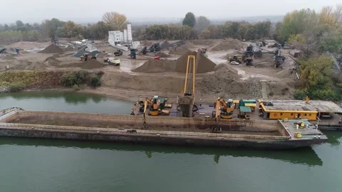 Machines unloading materials from a boat Video stock 152882502