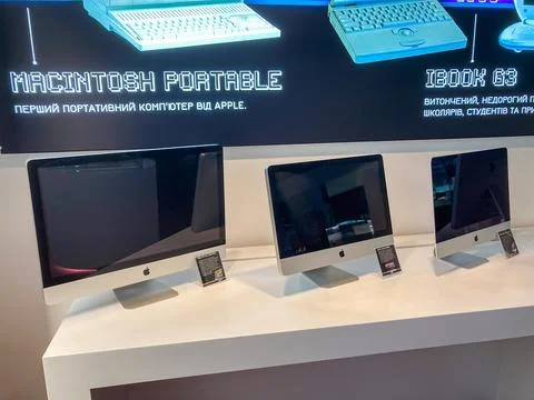 Macintosh Portable computers on display at Apple Technology Museum in Kyiv Ar 库存照片