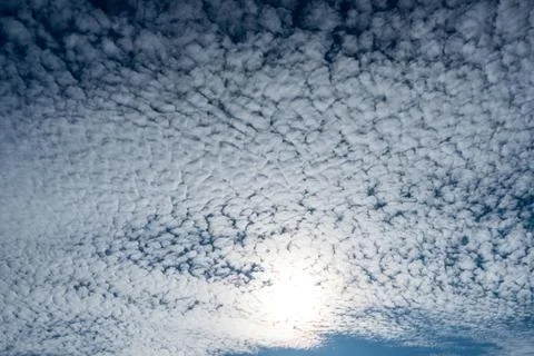 Mackerel sky: altocumulus clouds pattern in the bright sunlight and blue sky Foto stock