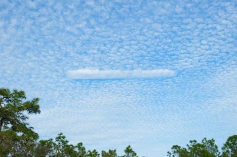 Mackerel sky clouds made up of rows of cirrocumulus or altocumulus clouds d.. Foto stock