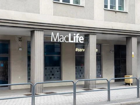 MacLife electronics storefront with architectural columns and glass windows, Fotos de archivo