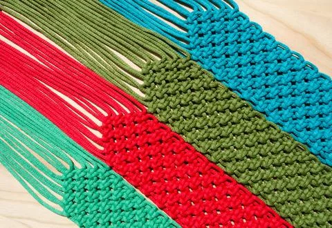 Macrame, a square knot of multi-colored threads. Foto stock