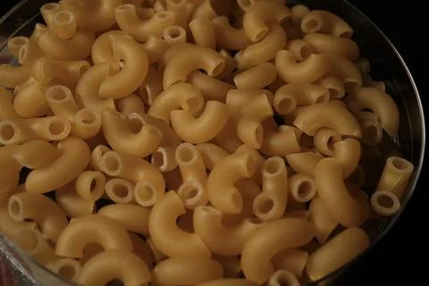 Macro Abstract Backlit Macaroni Pasta With Bright Yellow Glowing Tex Foto stock